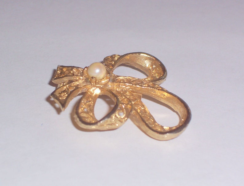 Vintage Pearl Brooch or Pin Goldtone