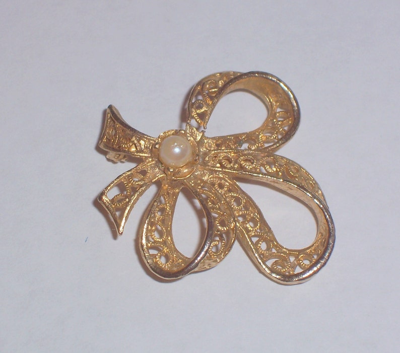 Vintage Pearl Brooch or Pin Goldtone