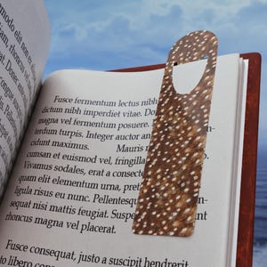 Segnalibro in pelle di cervo marrone maculato / Segnapagina in metallo