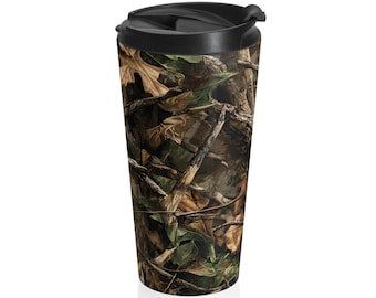 Taza de viaje de acero inoxidable con estampado de camuflaje de musgo boscoso y hojas del bosque.