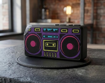 Altavoz con diseño de radiocasete retro portátil con Bluetooth, estilo boombox neón.