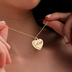Collar con letra de rama de olivo en forma de corazón, collar con letra de corazón personalizado, collar con hoja de olivo, joyería personalizada, regalo para ella