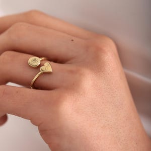 Anillo de letra personalizado con flor de nacimiento circular, anillo de corazón y círculo personalizado, anillo de flor de nacimiento personalizado, regalo para mamá