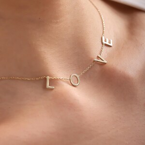 Collar de amor de plata, collar de mamá, collar de mamá, collar minimalista con nombre, collar de letras espaciadas, regalo para mamá, regalo del día de la madre,