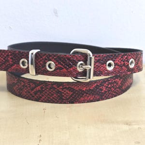 Vegan leren riem met rode slangenreliëf: 1" brede gothicriem