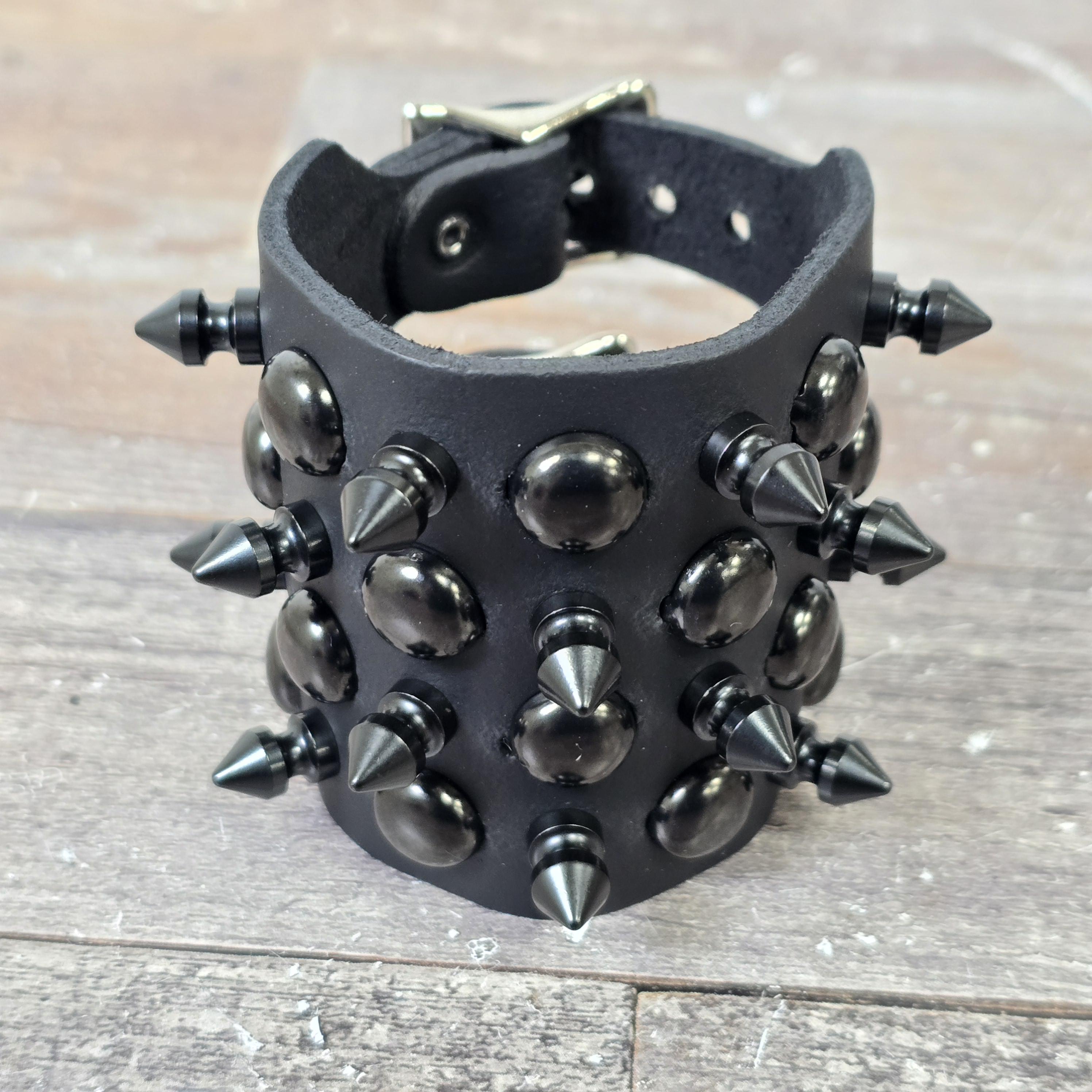 スパイクスタッズレザーカフブレスレット：パンクゴスダブルバックル 