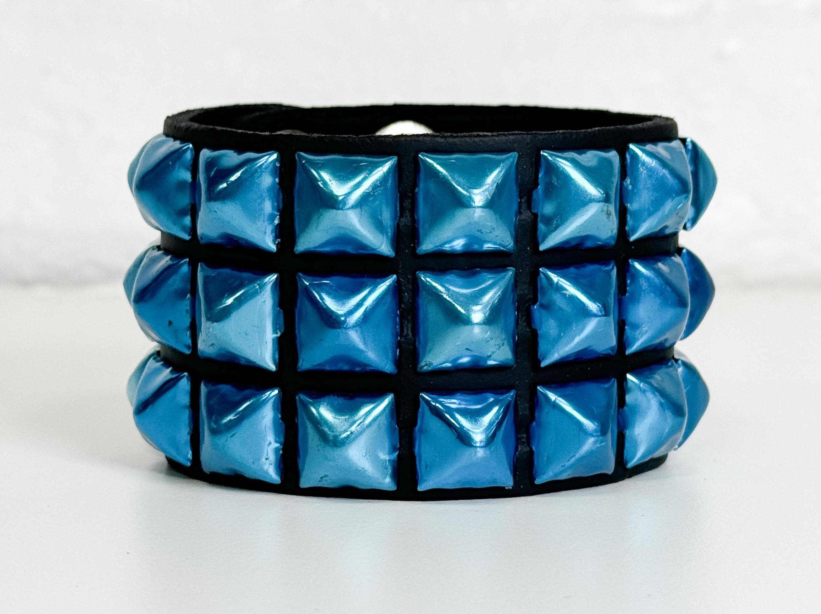 Pulsera gótica punk rock con hebilla tachonada en forma de pirámide grande de 1/2" y tres filas de color azul