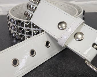 Glanzend witte riem met piramide-stud: veganistisch leer in punk-gothstijl