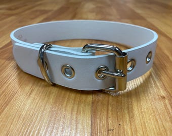 Ręcznie robiony wegański biały choker: obroża gotycka z klamrą ze sztucznej skóry