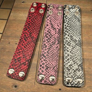 Pulseira lisa de 4,4 cm (1 3/4") em couro sintético com estampa em relevo de cobra píton: estilo bracelete, punk, gótico e rave.