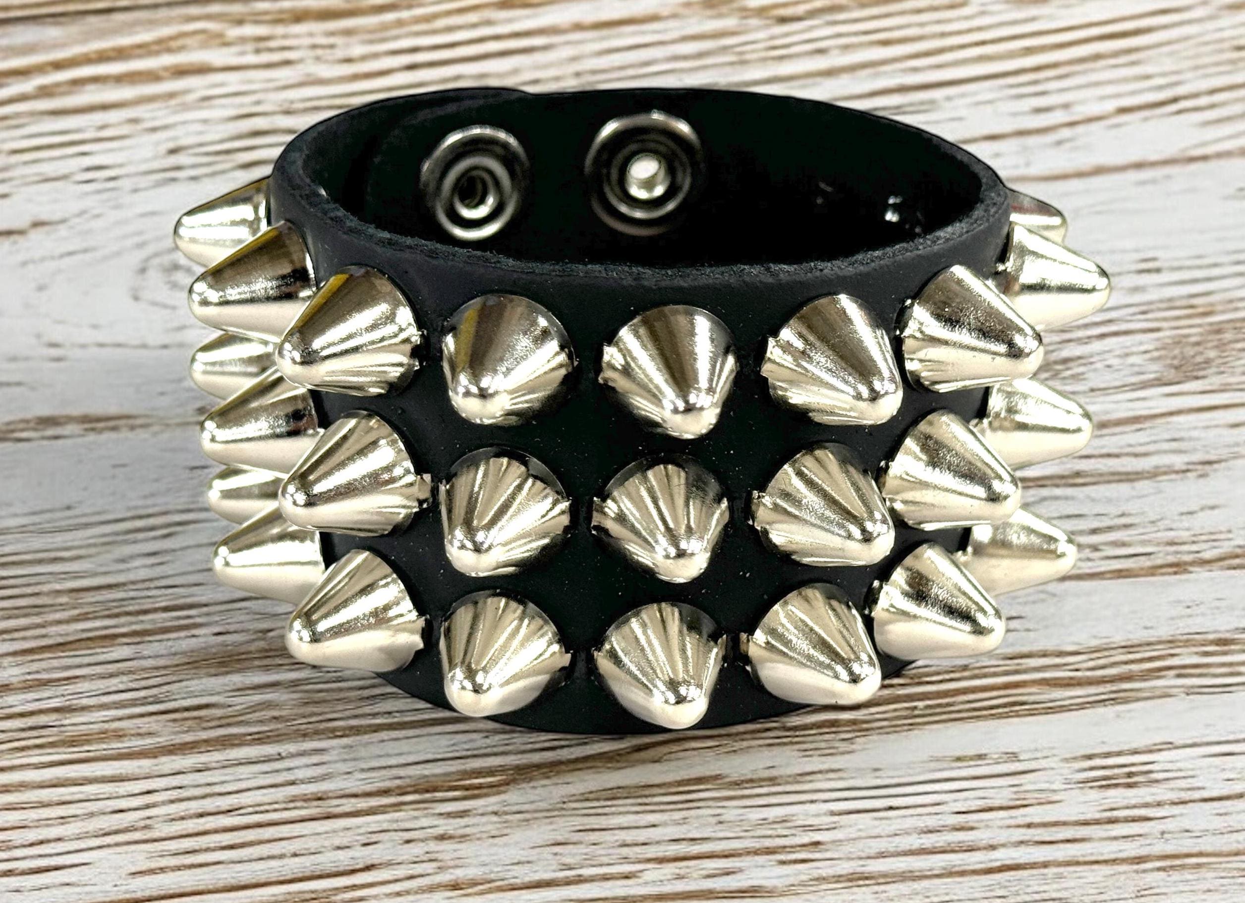 本革 ハーネス made in ENGLAND goth punk band Three Row UK77 Studded Cuff Buckle Punk Rock Goth Bracelet Genuine