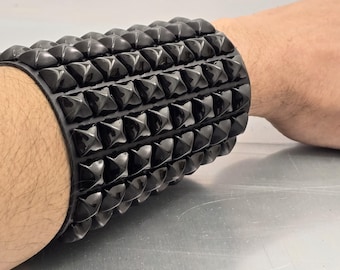 Brazalete de cuero con tachuelas piramidales doradas: estilo punk gótico