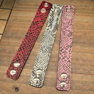 Pulseira lisa de 4,4 cm (1 3/4") em couro sintético com estampa em relevo de cobra píton: estilo bracelete, punk, gótico e rave.