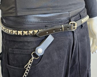 Zwarte riem met piramide-stud: veganistische leren punk-gothstijl