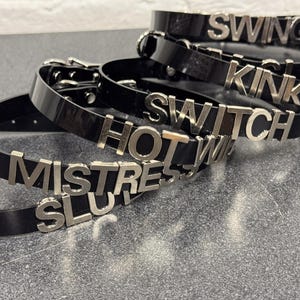 Dieser Choker ist aus Leder oder PVC Vinyl, Edelstahl lässt sich auf Wunsch individualisieren