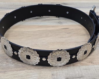 Leren riem met concho-medaillon: Thunderbird-westerse punkstijl