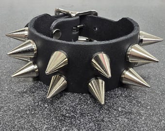 Leren armband met kegelvormige spike: punkrock-goth-manchet