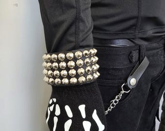 Leren manchet met conische studs: gothic-punkband