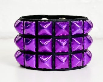 Pulsera gótica punk rock de tres filas, color morado, con hebilla tachonada en forma de pirámide grande de 1/2"