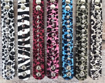 Pulsera de piel sintética con diseño de leopardo y pinchos, estilo punk, gótico y rave