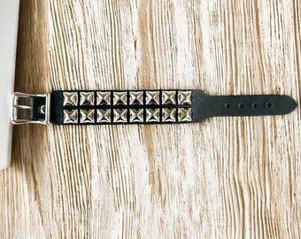 Pulsera punk rock gótica de dos filas de 1/2" con hebilla tachonada piramidal