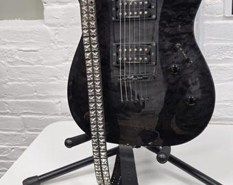 Tracolla per chitarra con fibbia borchiata: pelle di vacchetta stile punk goth