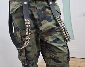 Rockergordelharnas met studs: echt punkgoth of veganistisch leer