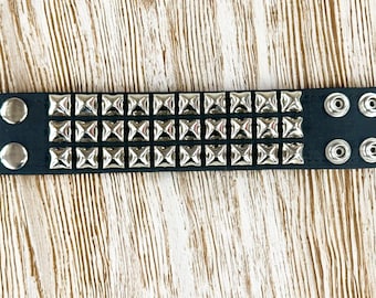 Pulsera punk rock gótica de tres filas de 1/2" con hebilla tachonada en forma de pirámide grande