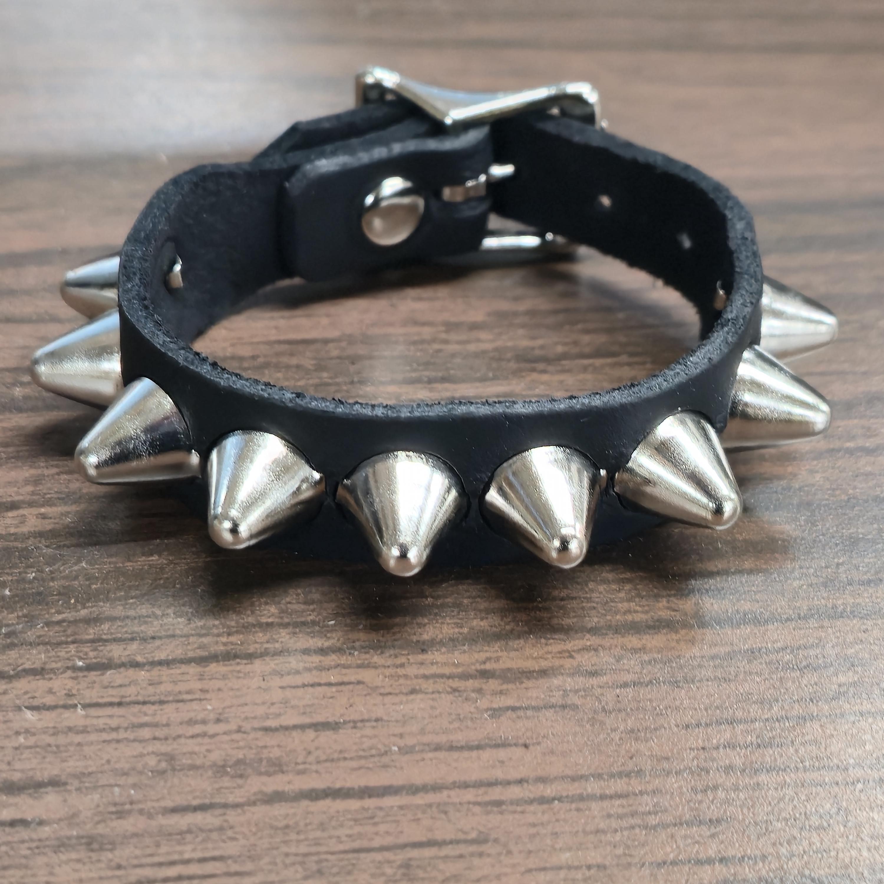 Bracciale Polsino Fatto A Mano In Vera Pelle Punk Borchie Piramidali Borchiate Fila Singola Biker Goth Rocker Classico Anni '80 Anni '80 Moto Heavy Metal - Italia - Foto 2