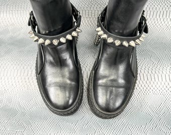 Leren laarsriemen met spikes en studs: punk-goth schoenharnas