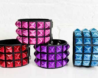 Brazalete de cuero con tachuelas piramidales: estilo punk gótico