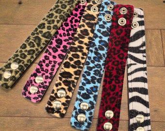 Fuzzy Leopard-stof 1 1/4" effen armband, Sanp Off: manchet, punk Goth Rave