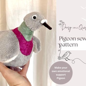 Puede incluir: Una paloma de peluche gris con pecho verde y magenta, y pico negro. La imagen incluye texto que dice "Daisy on a Quest" y "Pigeon sewing pattern".