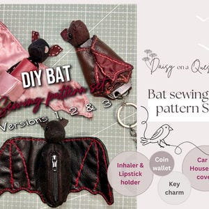 Puede incluir: Un conjunto de patrones de costura de murciélago DIY con tres estuches. Uno es de satén rosa, otro de cuero marrón oscuro y otro de cuero negro con cremallera. El texto incluye "DIY BAT Sewing pattern set Versions 1, 2 & 3" y "Daisy on a Quest".