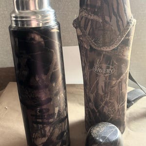 Termo Avery Classic Legendary (botella) con estampado de camuflaje Mossy Oak y estuche de cuidado imagen 3