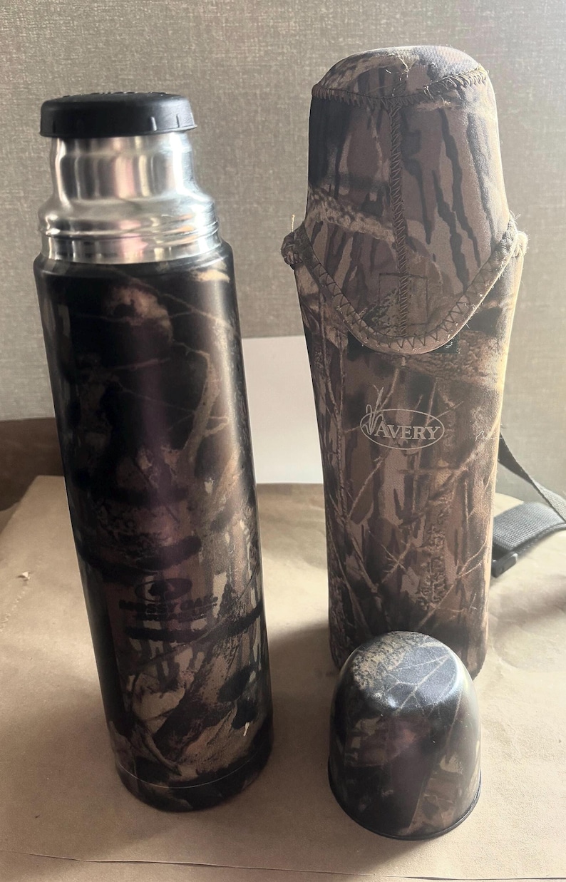 Termo Avery Classic Legendary (botella) con estampado de camuflaje Mossy Oak y estuche de cuidado imagen 3