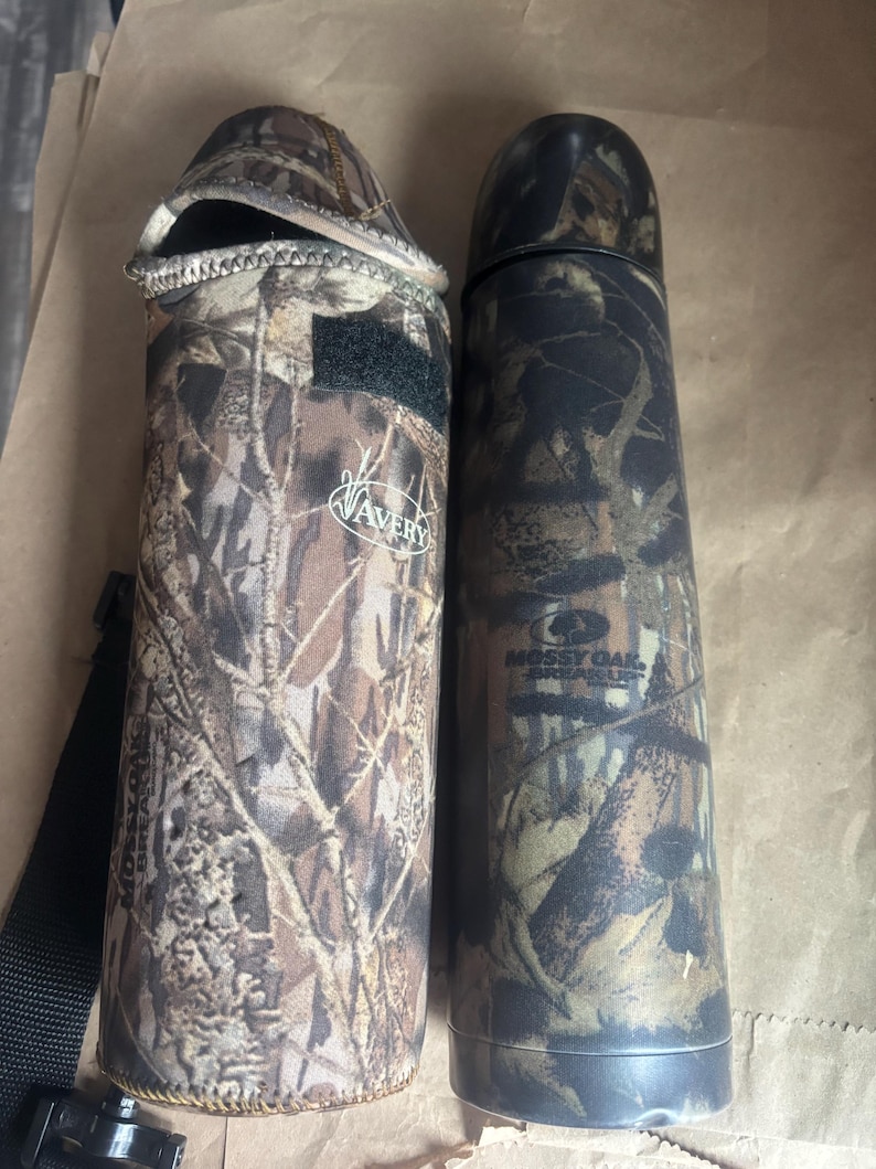 Termo Avery Classic Legendary (botella) con estampado de camuflaje Mossy Oak y estuche de cuidado imagen 2