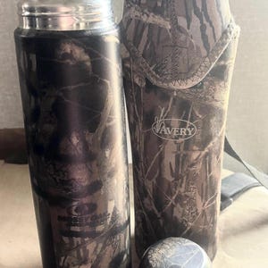 Termo Avery Classic Legendary (botella) con estampado de camuflaje Mossy Oak y estuche de cuidado imagen 1