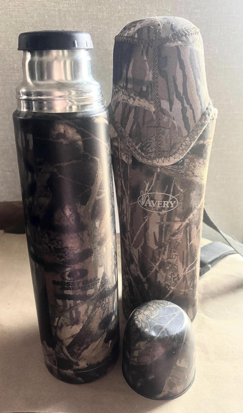 Termo Avery Classic Legendary (botella) con estampado de camuflaje Mossy Oak y estuche de cuidado imagen 1