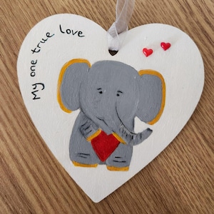 Handbemalte Elefanten auf hängenden Holzherzen, personalisiertes Geschenk, Andenken, Geburtstagsgeschenk, Grußkarte Alternative, Elefantenliebe,