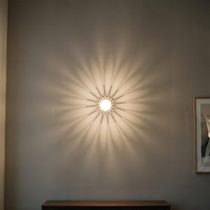 Applique da parete di design in legno e metallo - Lampadario geometrico artigianale - Design moderno e giochi di ombre