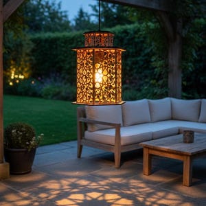 Peut inclure: Une lanterne d'extérieur suspendue, ornée d'un motif géométrique ajouré. Fabriquée en bois, elle diffuse une lumière chaleureuse, projetant des ombres complexes sur le sol. Le fond révèle un jardin avec pelouse et mobilier de jardin. La lanterne mesure environ 30 cm de haut.