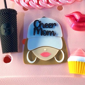 Compatible avec les sacs Bogg | Options de teint | Charme maman | Accessoire de sac compatible Bogg de 2,5 po. | | Option porte-clés et enrouleur de badge