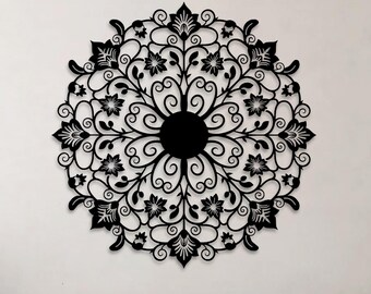 Arte de parede em metal com mandala floral, decoração boho para quarto.