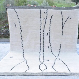 Zerina aangepast Beni Mrirt-tapijt - modern Marokkaans handgemaakt wollen tapijt, minimalistische abstracte lijnkunst, op bestelling gemaakt, Beni Ourain-tapijt, beni-tapijt