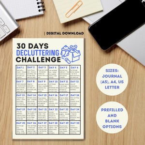 Könnte beinhalten: Ein druckbares 30-Tage-Entrümpelungs-Challenge-Journal in blau-weißem Farbschema. Das Journal ist in 30 Tage unterteilt, wobei jeder Tag eine andere Entrümpelungsaufgabe beinhaltet. Das Journal ist in den Größen A5, A4 und US Letter erhältlich. Es ist in vorgefüllten und leeren Optionen verfügbar.
