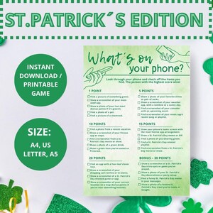 Könnte beinhalten: Ein druckbares St. Patrick's Day Spiel mit einem grünen Kleeblatt-Design. Das Spiel fordert die Spieler auf, durch ihre Telefone zu schauen und die Gegenstände auf einer Liste abzuhaken. Die Person mit der höchsten Punktzahl gewinnt. Die Liste enthält Gegenstände wie ein Bild von etwas Grünem, einen Screenshot eines kürzlichen Urlaubs, einen Screenshot eines St. Patrick's Day Films und ein Foto eines grünen Getränks.