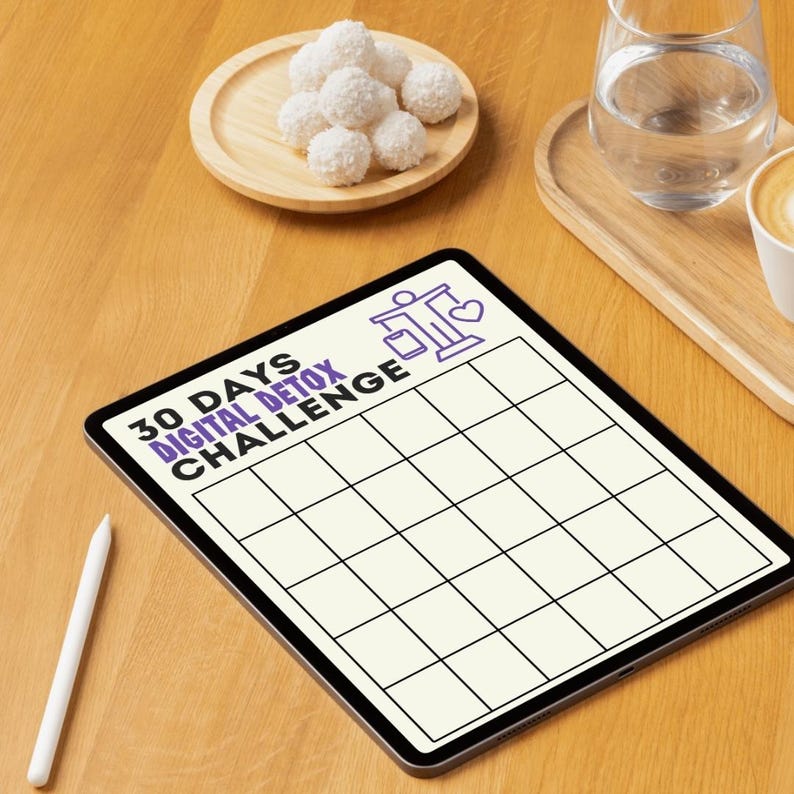 Peut inclure: Un tableau de suivi de d&eacute;sintoxication num&eacute;rique de 30 jours avec une ic&ocirc;ne violette d'une personne tenant une balance et un c&oelig;ur. Le tableau est une grille de 30 cases.