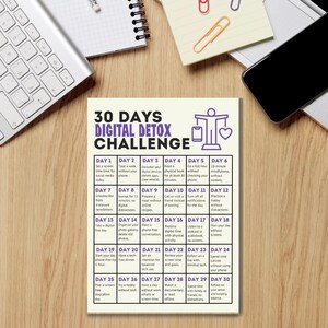 Peut inclure: Un tableau imprimable de 30 jours de d&eacute;fi de d&eacute;sintoxication num&eacute;rique avec des activit&eacute;s quotidiennes pour vous aider &agrave; r&eacute;duire le temps pass&eacute; devant les &eacute;crans. Le tableau est violet et blanc avec une ic&ocirc;ne de balance et un c&oelig;ur.