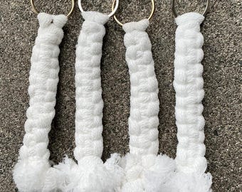 Flauschige weiße Schlüsselanhänger